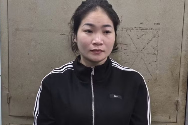 Nguoi phu nu lua dao chiem doat hon 4,6 ty dong hinh anh