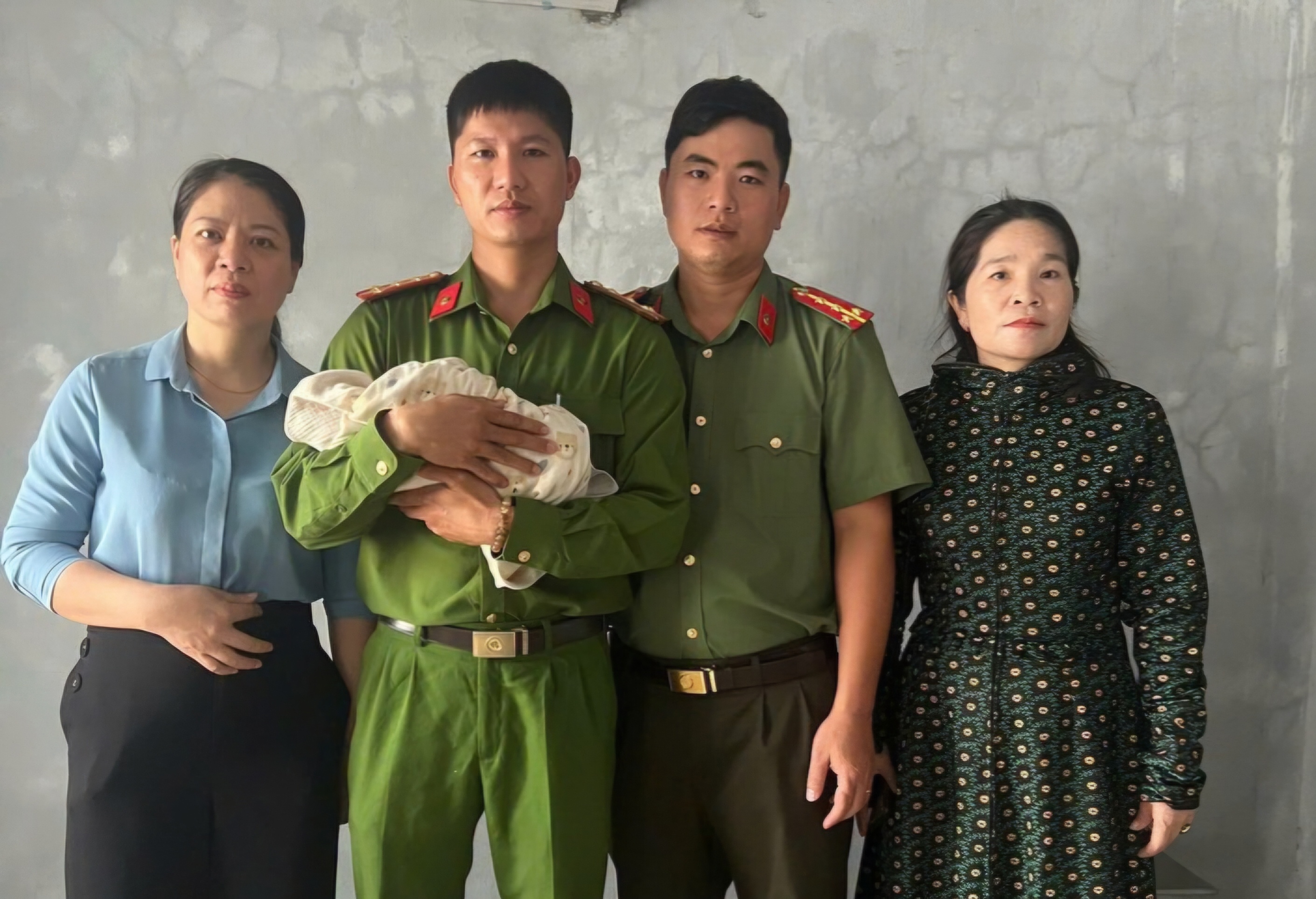 Be trai 3 ngay tuoi bi bo roi: Nguoi me nhan lai con hinh anh
