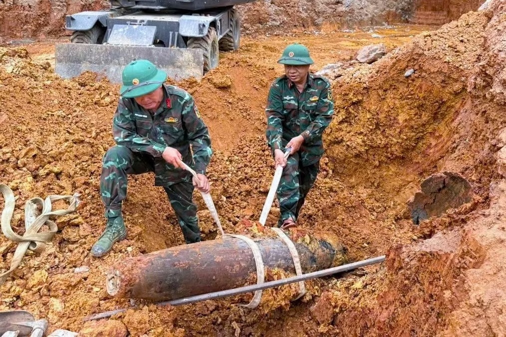 Phat hien qua bom con nguyen kip no khi dao mong xay truong hinh anh