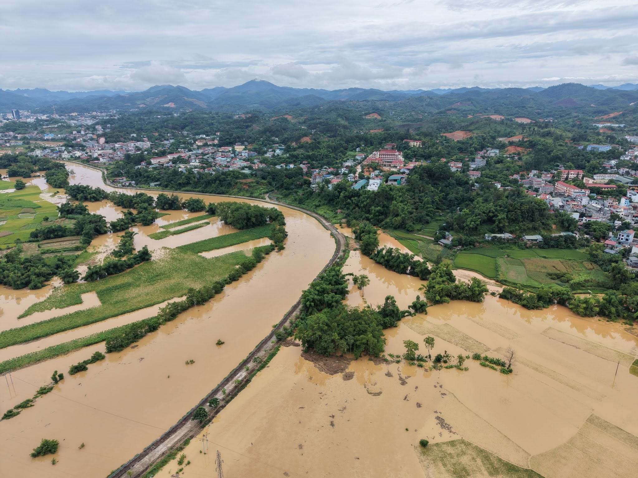 Mua lon don dap, 3 nha may thuy dien o Cao Bang khan cap xa lu hinh anh