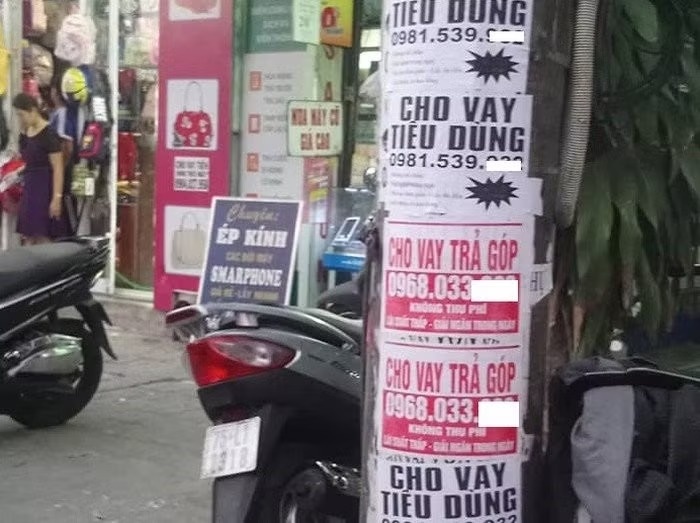 Ha Noi: Ve san pham quang cao tren cot dien, cay xanh bi phat toi 20 trieu dong hinh anh