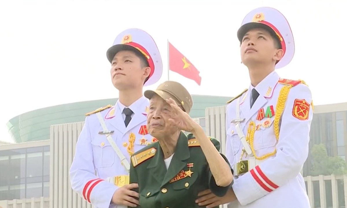 Anh hung La Van Cau - vi Dai ta duy nhat chao dieu lenh bang tay trai hinh anh