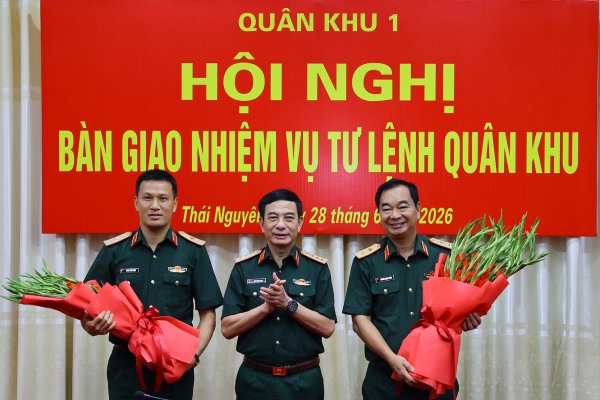 Dai tuong Phan Van Giang chu tri hoi nghi ban giao nhiem vu Tu lenh Quan khu 1 hinh anh