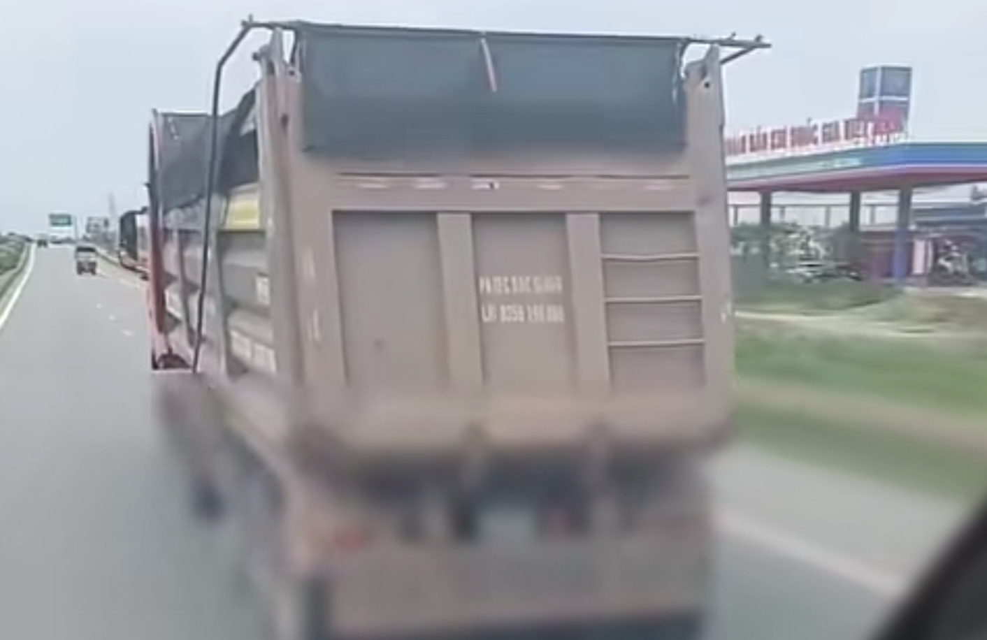 Xe dau keo danh vong tren duong, tai xe bi phat den 50 trieu dong hinh anh