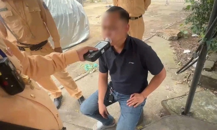 Tang ga bo chay khi CSGT ra hieu lenh dung, tai xe dau keo bi phat hinh anh