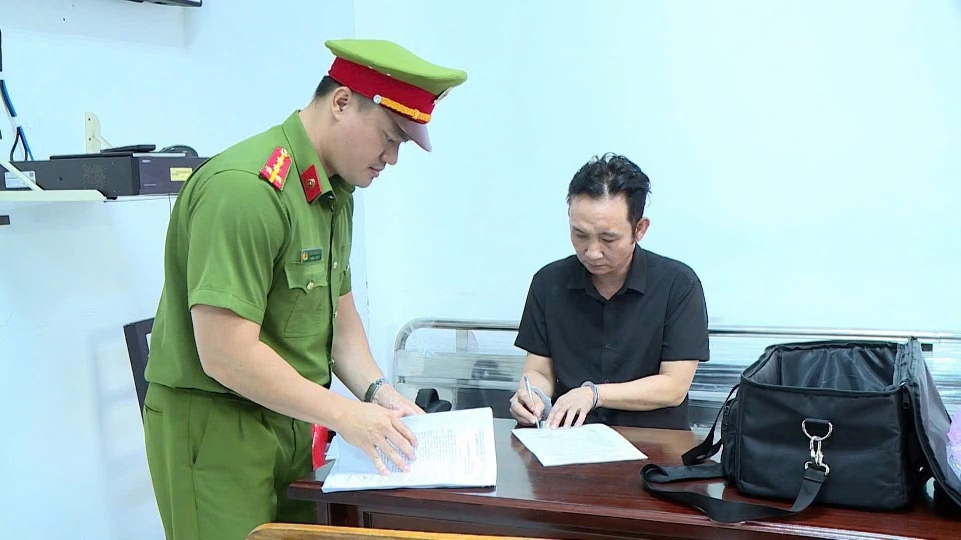 Chu quan ca phe o TP.HCM gia danh cong an lua dao nhieu nguoi hinh anh