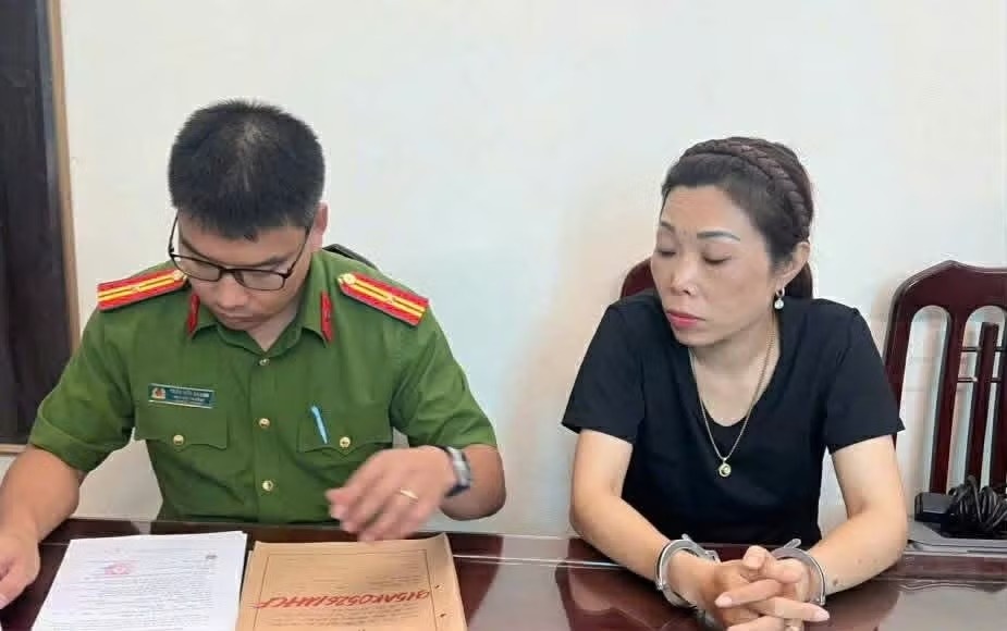 No 'quan he khung' chay an, nguoi phu nu chiem doat hon nua ty dong hinh anh