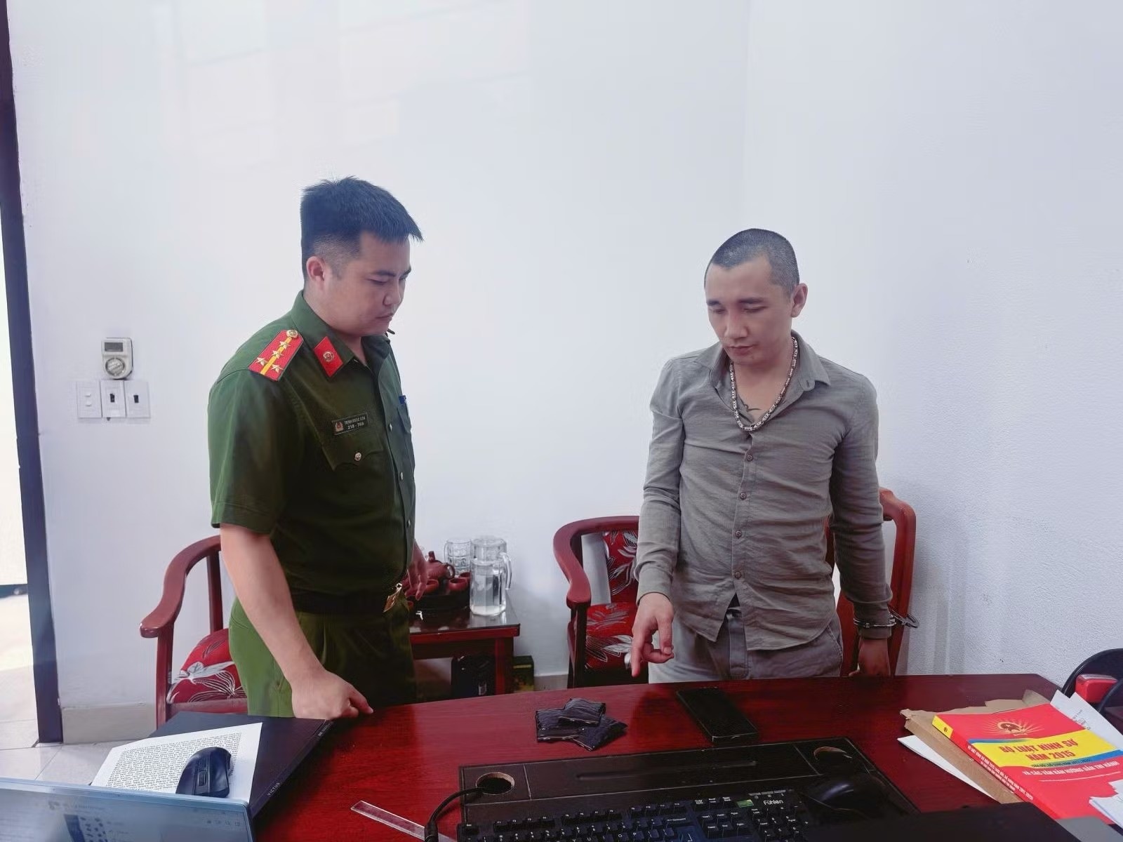 Cong an thu giu hon 5.000 vien ma tuy tong hop hinh anh