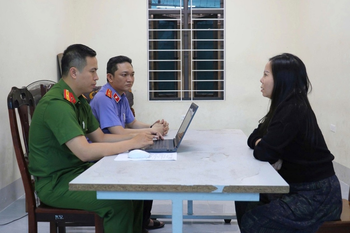 Khoi to 3 nguoi nem chat ban vao cua hang quan ao hinh anh