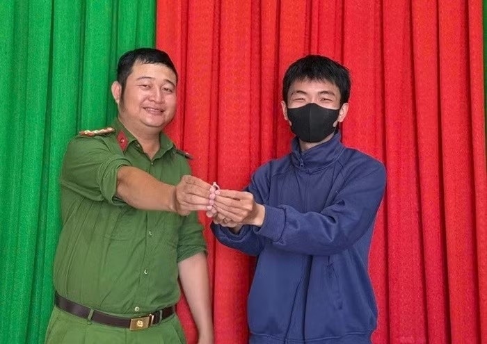 Nguoi dan ong danh roi nhan kim cuong gan 100 trieu dong tai sieu thi hinh anh