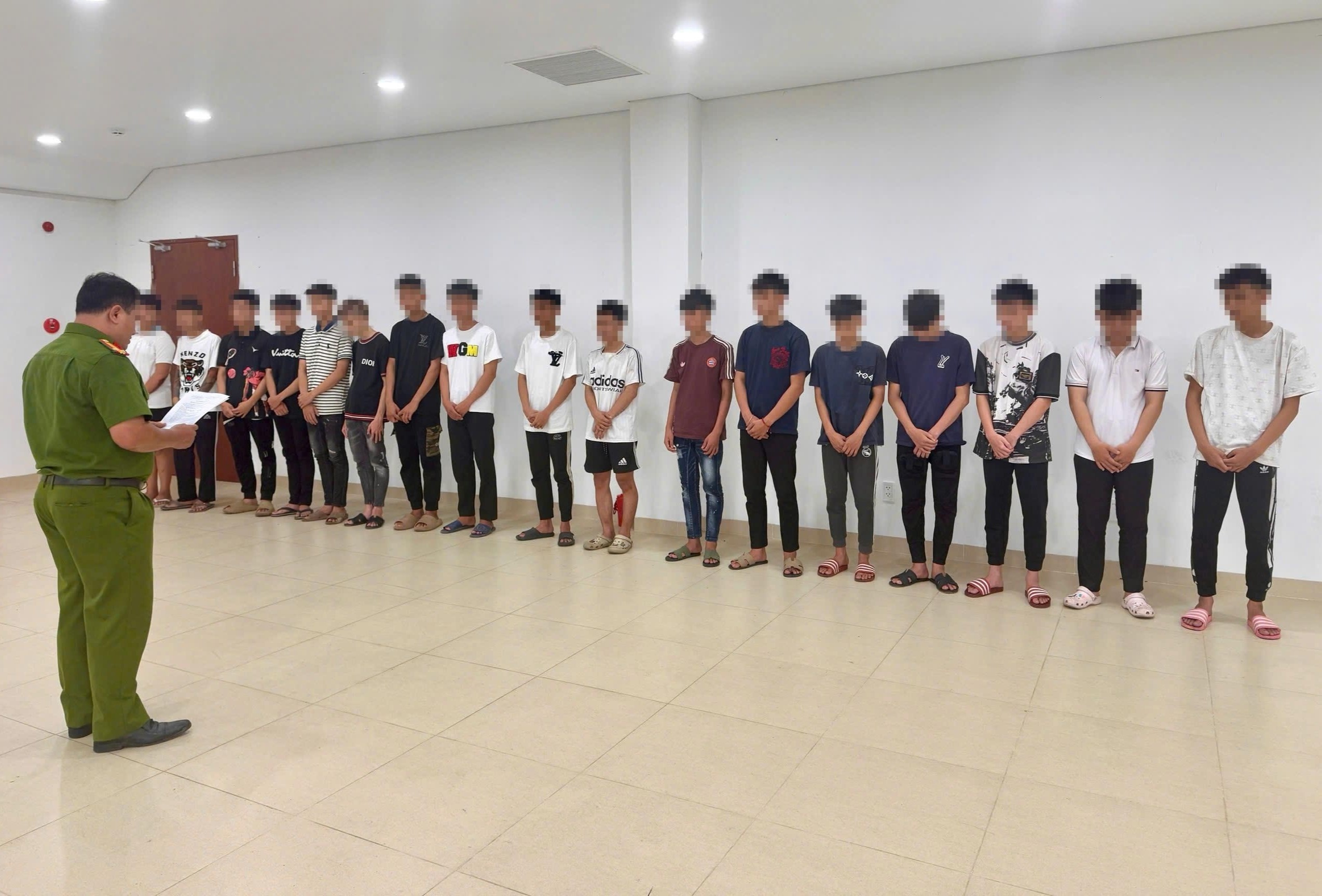 Khoi to 14 thanh thieu nien mang hung khi, lang lach gay tai nan hinh anh