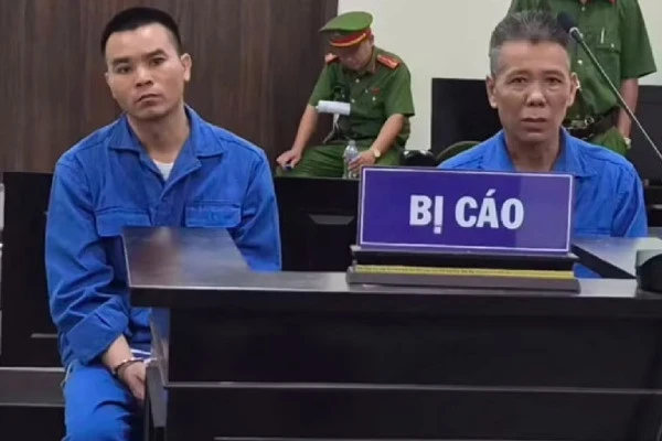 Mao danh canh sat hinh su mang lenh bat gia den nha cu gia, lua tien hinh anh