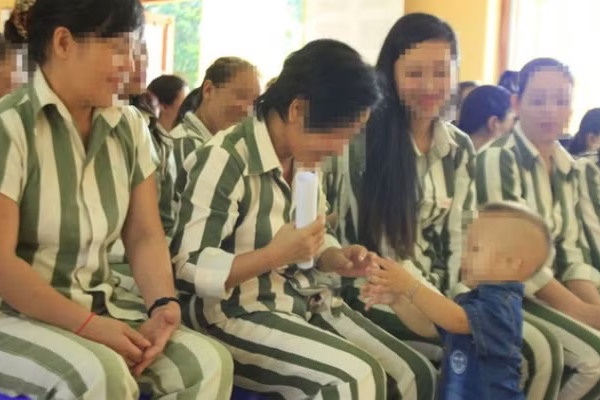 Tu 1/7, moi thang pham nhan duoc goi video ve nha mot lan khong qua 10 phut hinh anh
