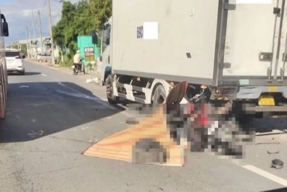 Va cham oto tai dau ven duong, hai vo chong bi xe container can tu vong hinh anh