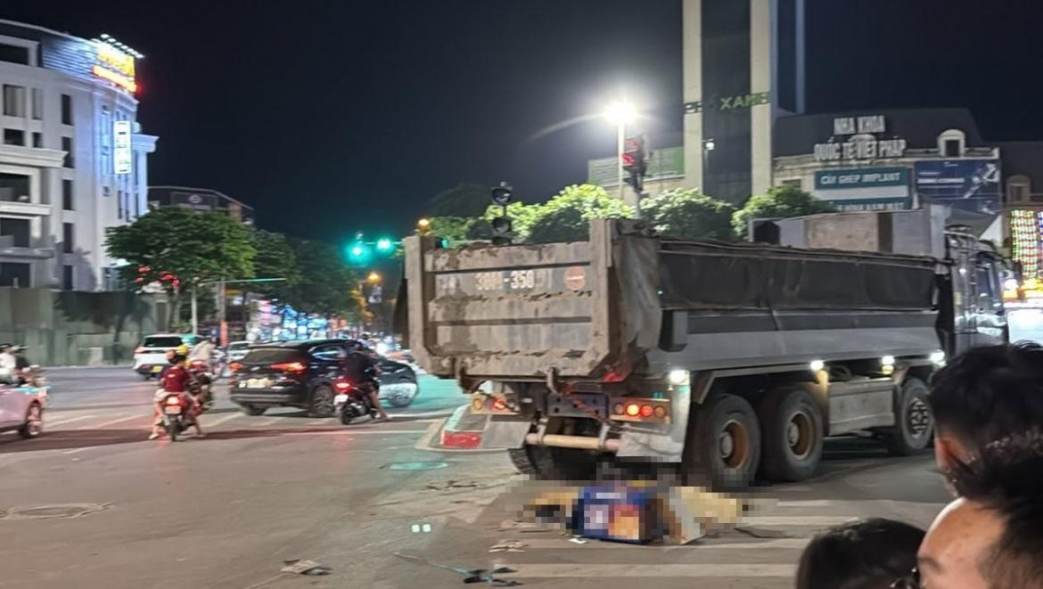 Va cham giua xe may giao hang va oto tai, 1 nguoi tu vong tai cho hinh anh