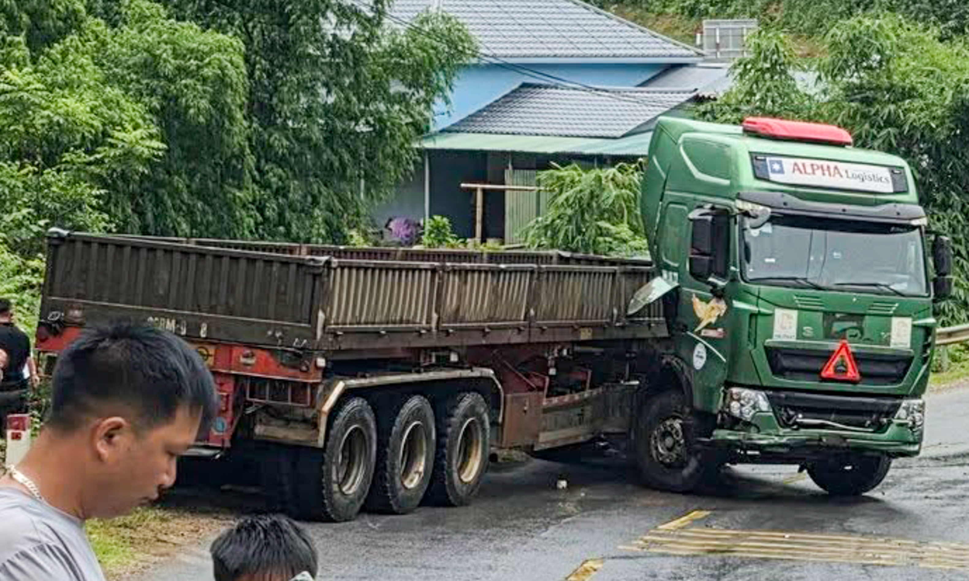 Vo tu vong, chong va con bi thuong sau va cham xe dau keo hinh anh