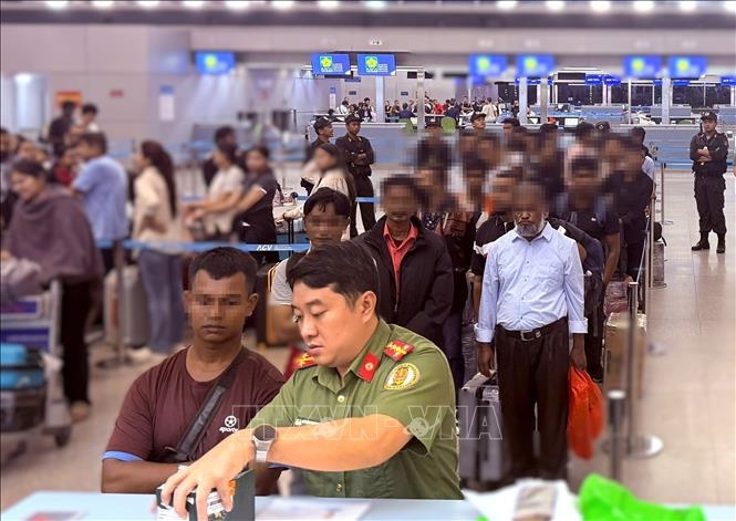 Cong an Dong Nai truc xuat 28 nguoi nuoc ngoai cu tru, lao dong trai phep hinh anh