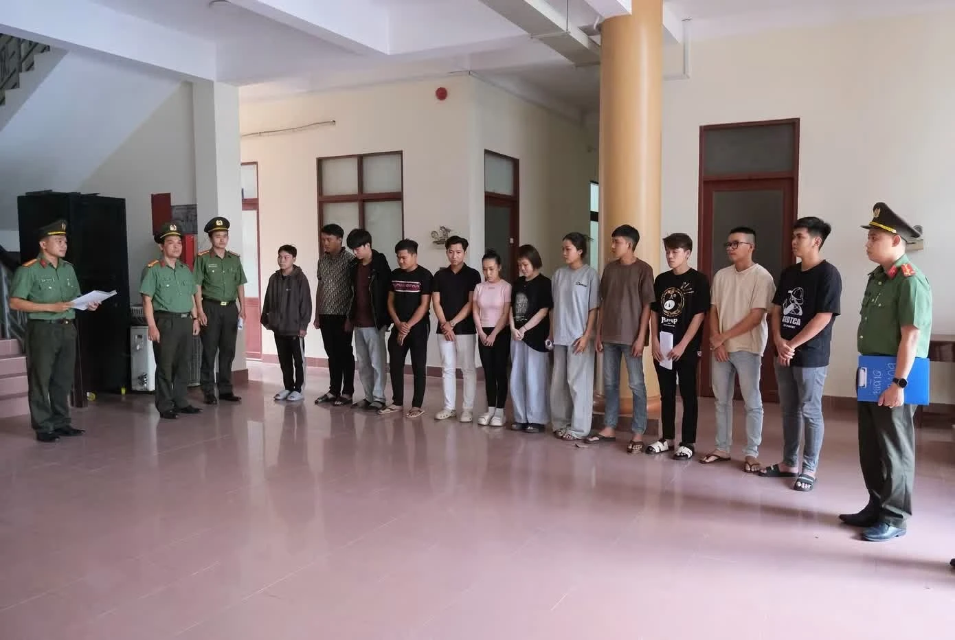 Khoi to 12 bi can mua ban trai phep 3.500 tai khoan ngan hang hinh anh
