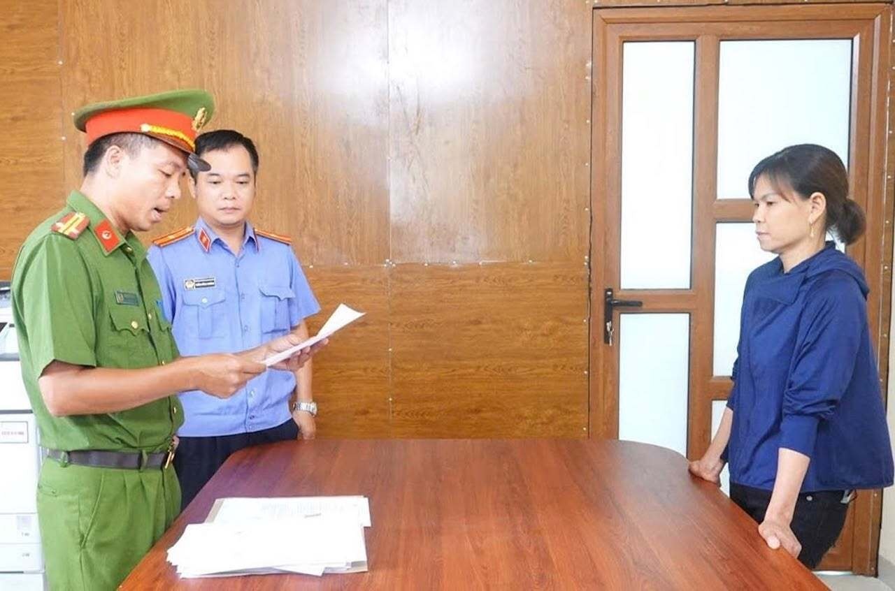 Khoi to nguoi phu nu xit voi nuoc cao ap vao mat ba ban rau o Phu Tho hinh anh
