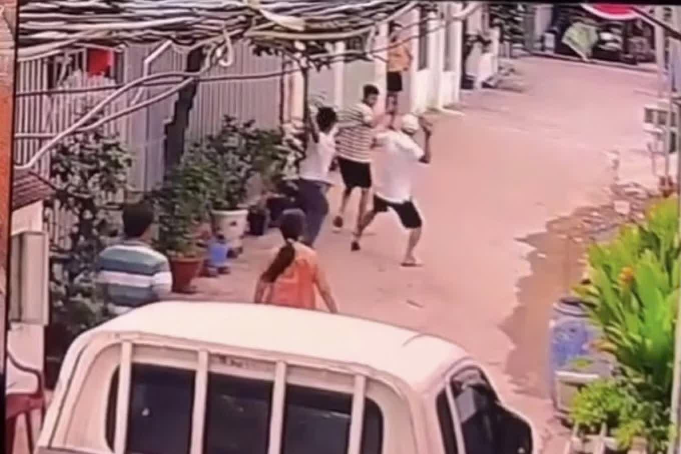 Tai xe taxi bi tan cong vi viet chu len oto tai dau chan loi di trong hem hinh anh