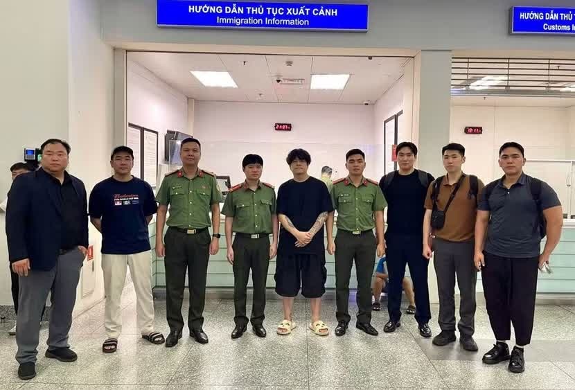 vi khach nuoc ngoai,  qua han tam tru anh 2