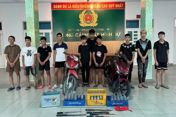 Trieu tap nhom 'quai xe' mang hung khi, khieu khich canh sat tuan tra o Dong Nai hinh anh
