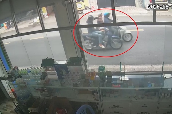 Cuop giat day chuyen giua ban ngay o TP.HCM hinh anh