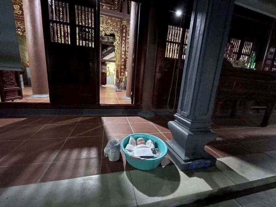Be trai 2 thang tuoi bi bo roi truoc cua chua hinh anh