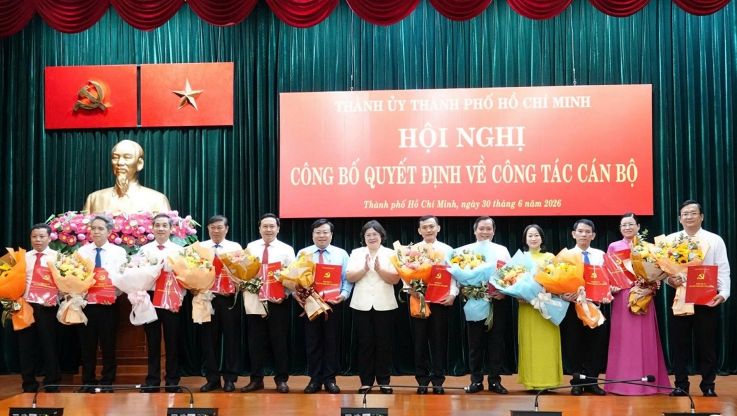 TP.HCM dieu dong 12 can bo lanh dao so, nganh ve lam Chu tich, Bi thu phuong xa hinh anh