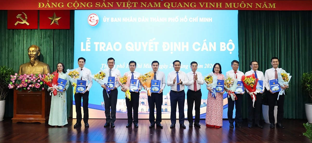 bo nhiem can bo anh 2