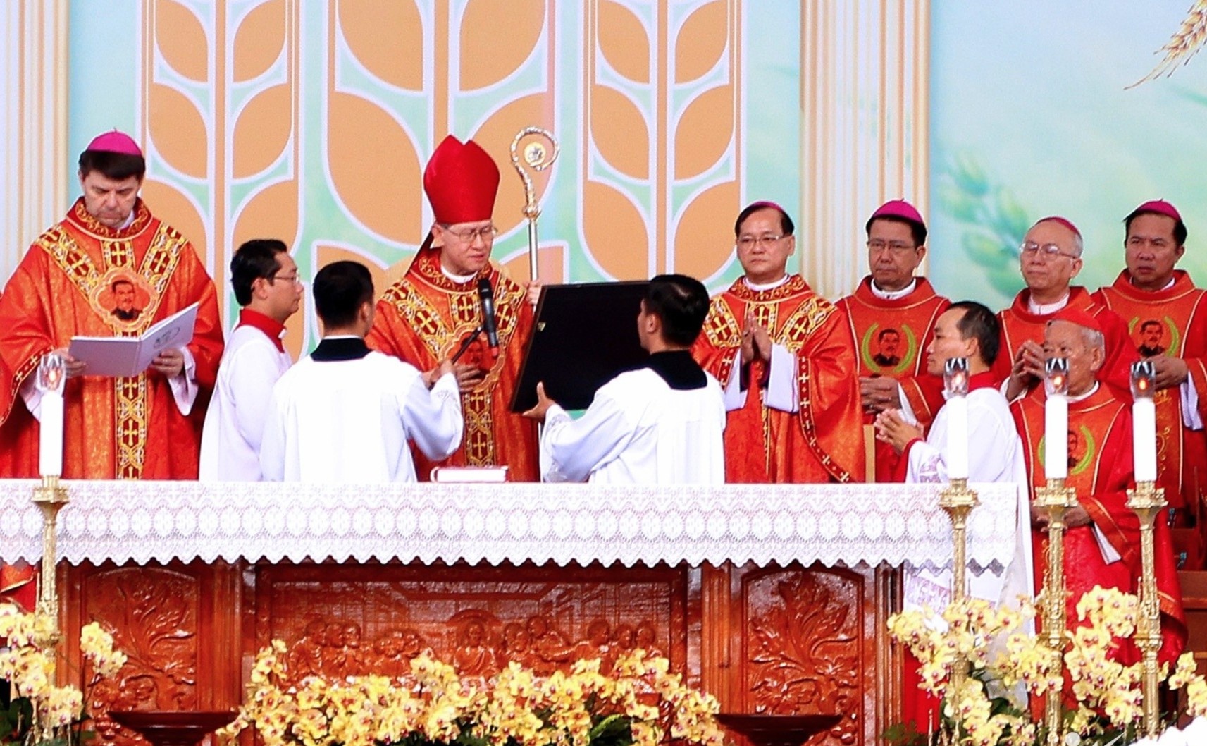 Linh thieng Thanh le tuyen phong Chan phuoc lan dau dien ra tai Viet Nam hinh anh