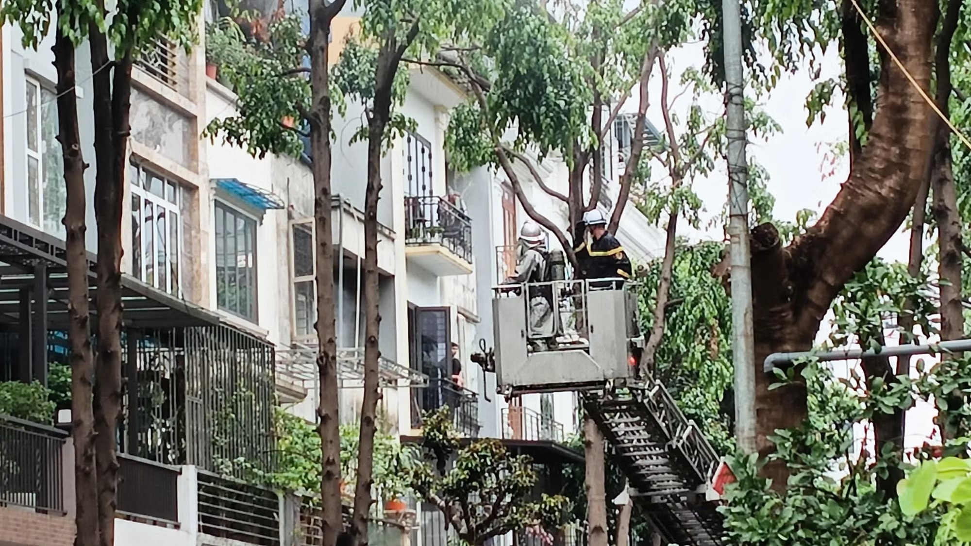 Chay nha o Ha Noi, nghi co nguoi mac ket ben trong hinh anh