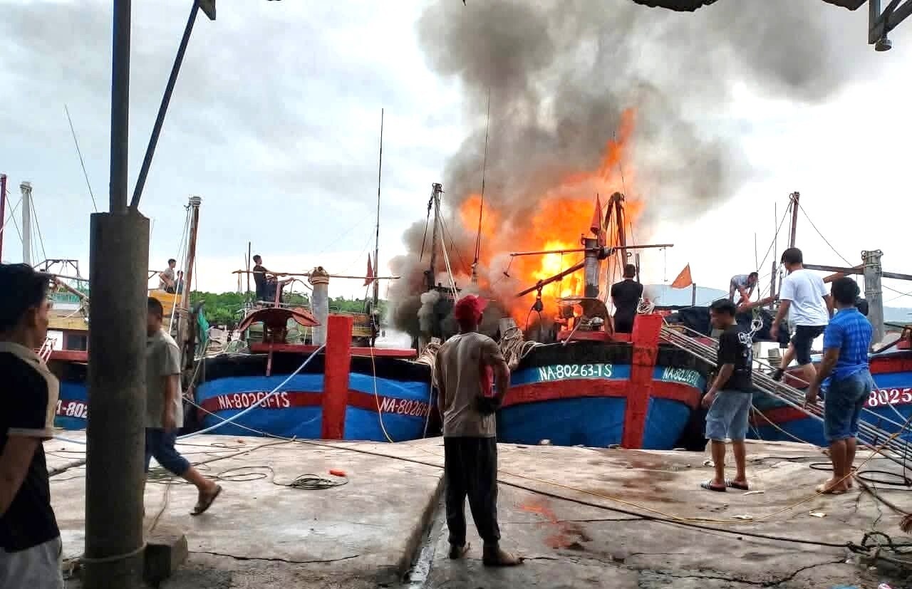 Lua bung du doi, thieu chay 3 tau ca hinh anh