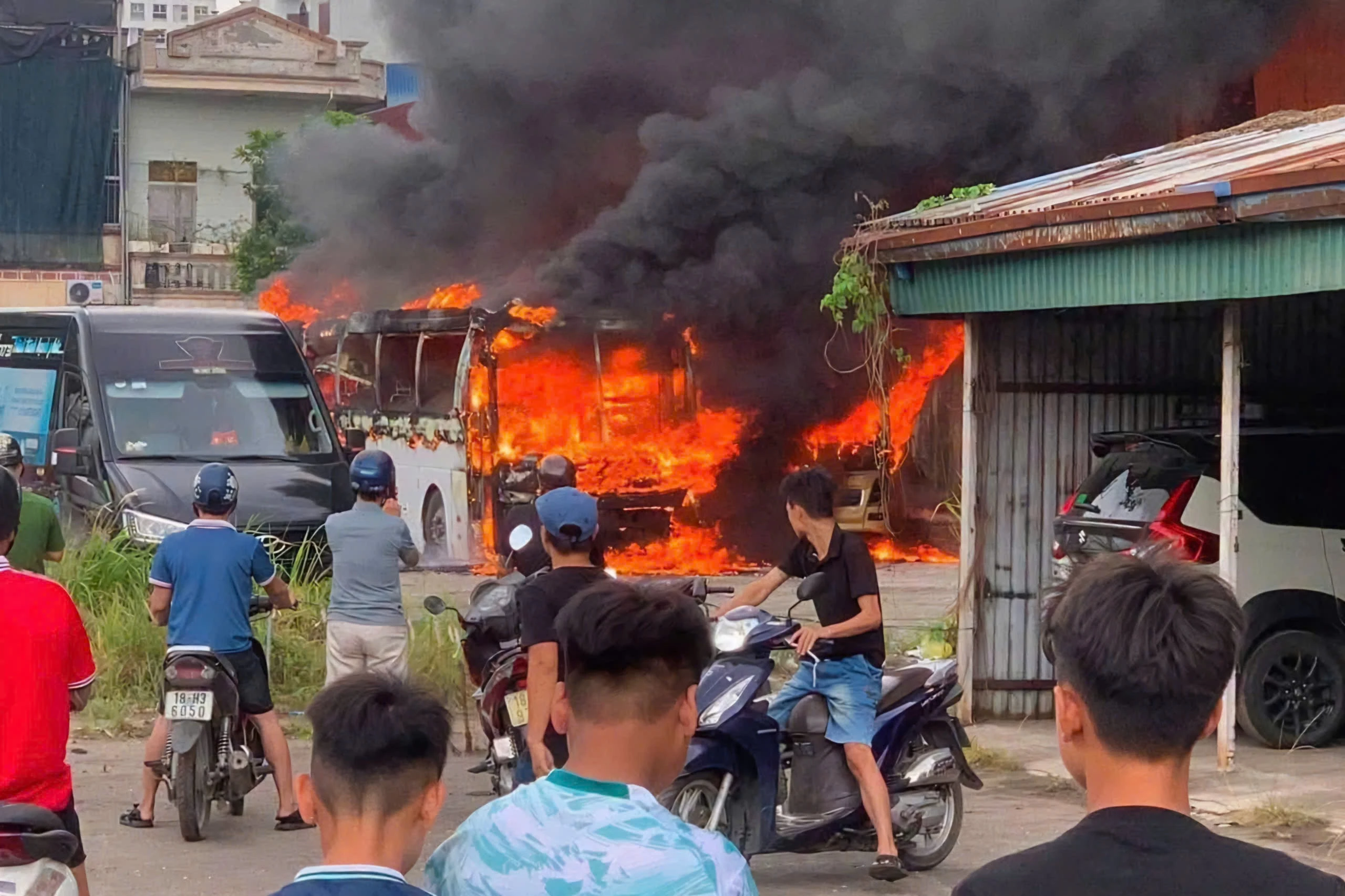 Hai xe khach boc chay du doi trong bai do hinh anh