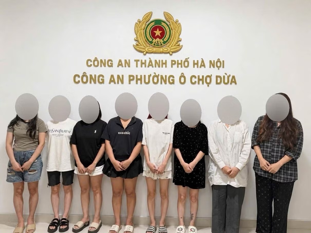 Bat qua tang 8 thieu nu say sua danh bac hinh anh