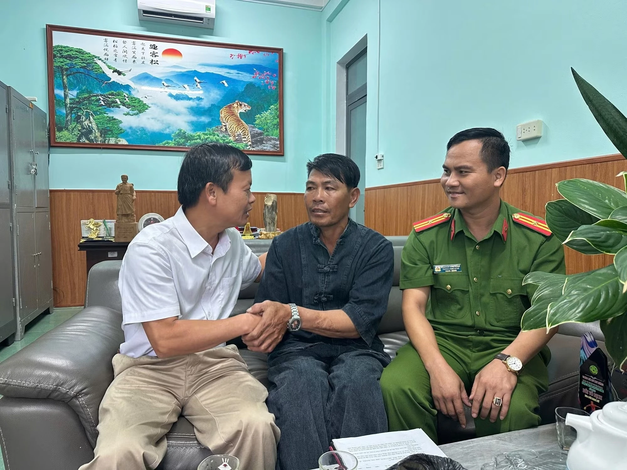 Nguoi dan ong mang hon 1,2 ty dong di lac 550 km vao rung hinh anh