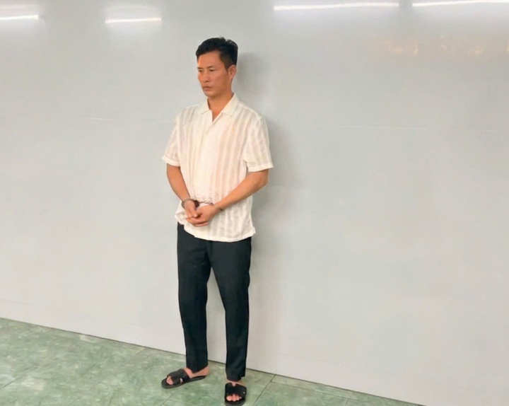 dung ly thuy tinh,  danh nu nhan vien,  quan karaoke,  Chu karaoke Golden Bell,  NV karaoke Golden Bell,  QL karaoke Golden Bell,  karaoke Golden Bell anh 1