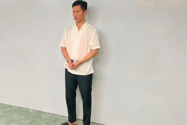 Khoi to nguoi dan ong dung ly thuy tinh danh nu nhan vien quan karaoke o TP.HCM hinh anh