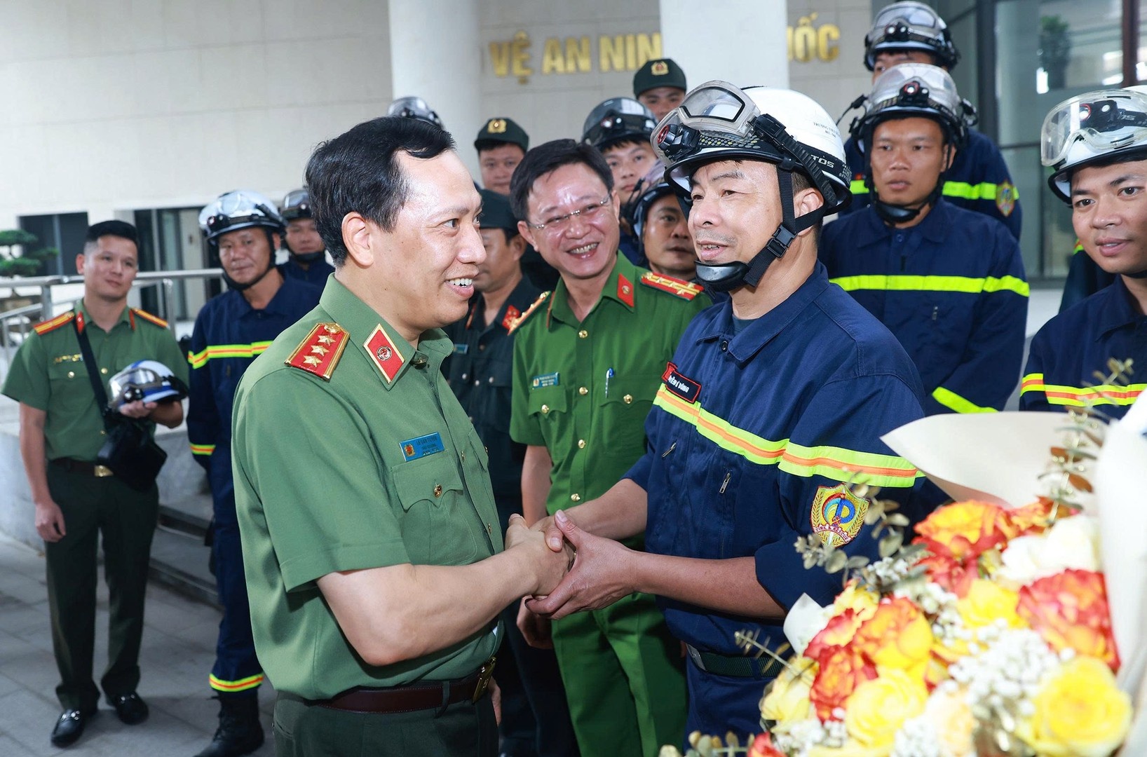 Bo Cong an xuat quan thuc hien nhiem vu cuu nan, cuu ho tai Venezuela hinh anh