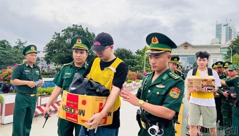 Ban giao 19 doi tuong nguoi Trung Quoc lap 'dai ban doanh' lua dao truc tuyen hinh anh