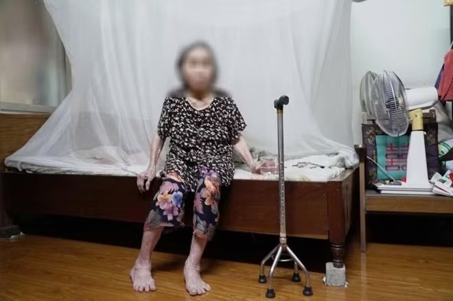 Ha Noi lam ro vu khieng ba cu 87 tuoi den phuong Bach Mai lam thu tuc hanh chinh hinh anh