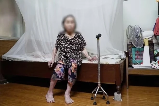 Phuong bao cao viec khieng cu ba 87 tuoi di lam giay uy quyen nhan luong huu hinh anh
