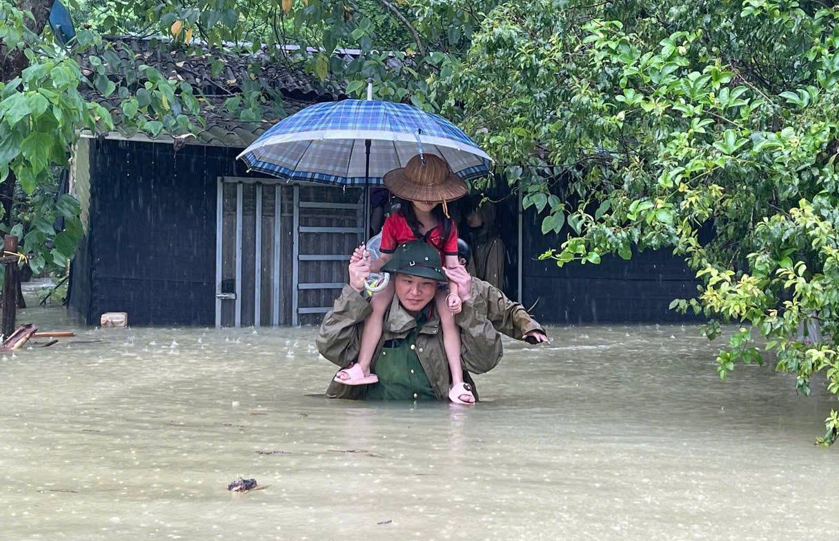 Bao so 1 giat cap 11 huong vao dat lien Quang Ninh, Bac Bo doi mat ngap lut hinh anh