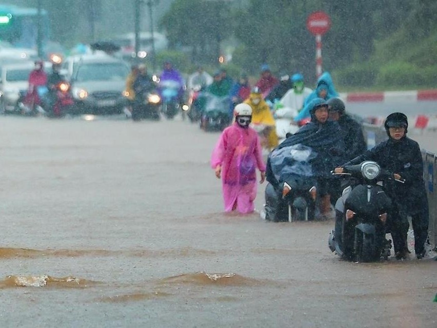 Tin mua lon tren 300 mm o mien Bac va du bao thoi tiet Ha Noi 10 ngay toi hinh anh