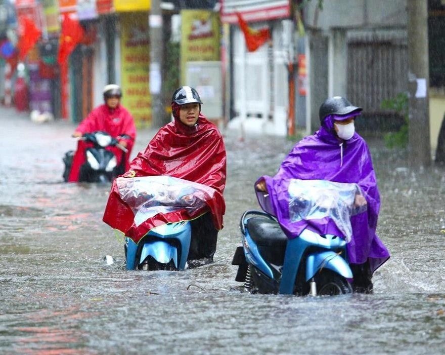 May dong bua vay Ha Noi va loat tinh, mien Bac mua nhu trut tu dem nay hinh anh