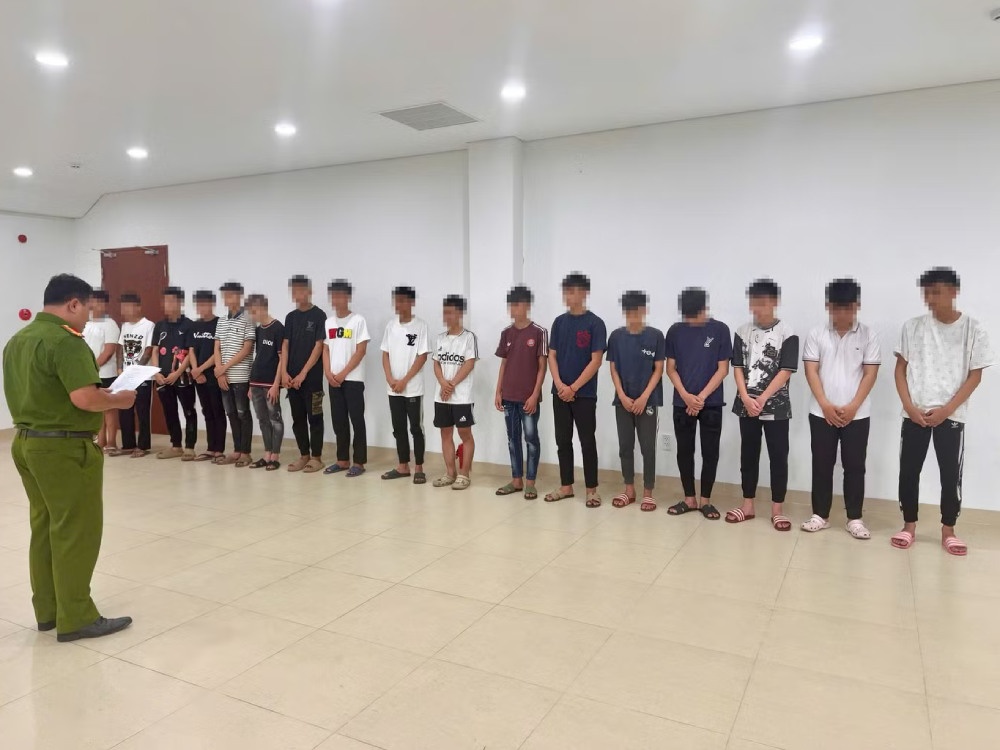 Khoi to 14 doi tuong mang hung khi 'dieu pho', gay tai nan roi bo tron hinh anh