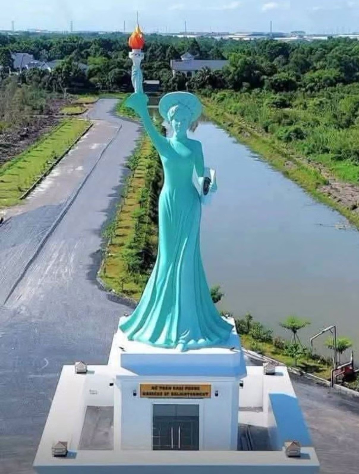nu than khai phong anh 1