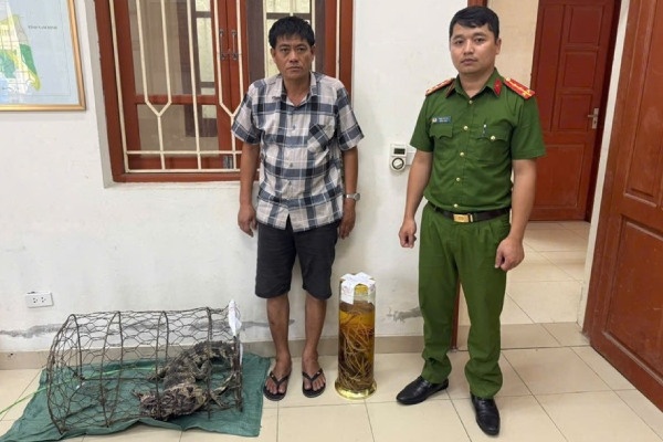 Khoi to nguoi dan ong tang tru ruou ngam tay gau, nuoi nhot ca sau trai phep hinh anh