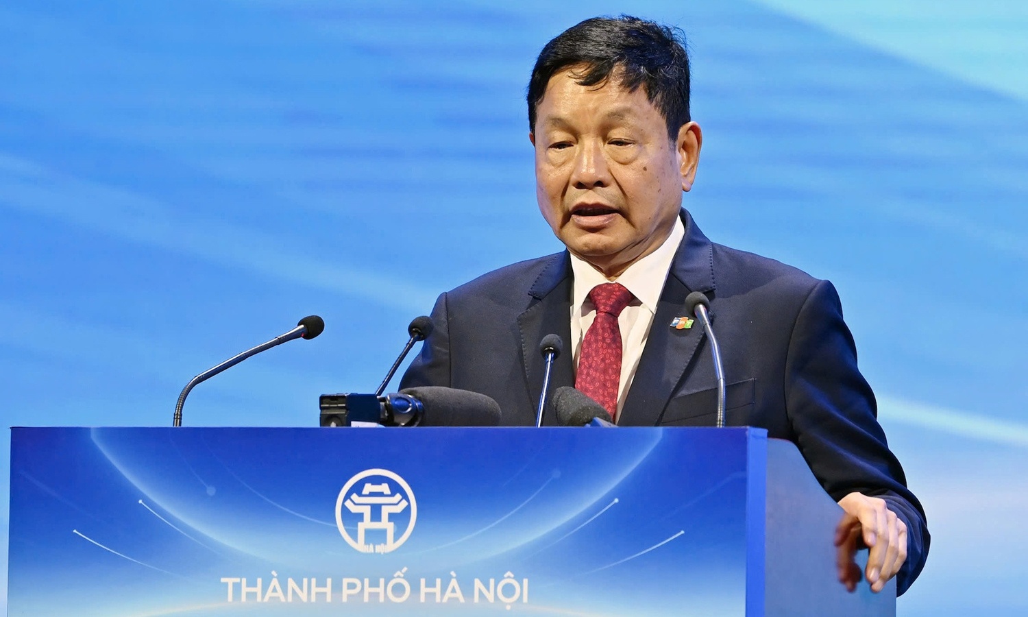 Chu tich FPT cam ket dua vuon hoa Tay Tuu thanh 'trien lam song' ve cong nghe hinh anh