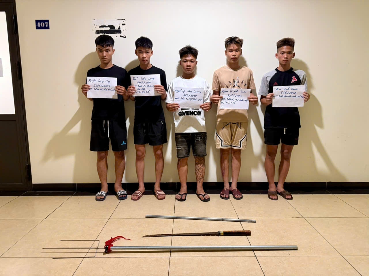 Khoi to 4 'quai xe' mang dinh ba nao loan pho Ha Noi hinh anh